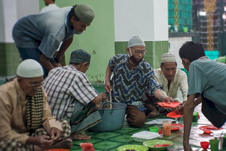 Hasyim bersama pengurus masjid lainnya tengah menyiapkan Bubur Suro sebagai menu berbuka Puasa. (Humaidy Aditya Kenedy/Rmolsumsel.id). 