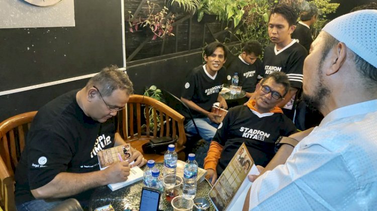 Teguh Santosa saat bersilaturahmi dengan puluhan aktivis Lintas Generasi Aktivis (LIGA) Jakarta di Kopi Timur, Pondok Kelapa, Jakarta Timur, Kamis malam (8/4)./Dok