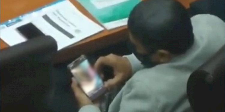 Potongan gambar anggota DPR RI tengah asyik menonton video panas.  (repro/rmolsumsel.id)