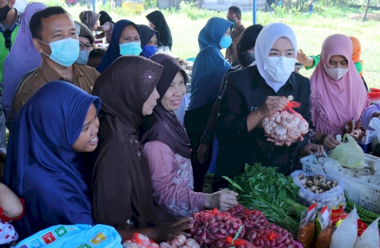 Wakil Walikota Palembang Fitrianti Agustinda meninjau Bazar Murah di Kecamatan Kemuning/ist