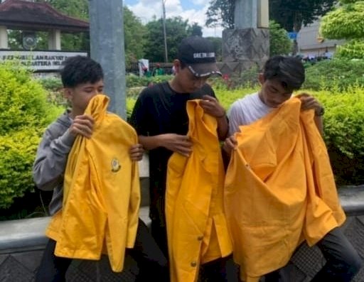 Tiga pria yang menyamar sebagai mahasiswa menggunakan almamater ditangkap pihak kepolisian. (Ist/Rmolsumsel.id). 