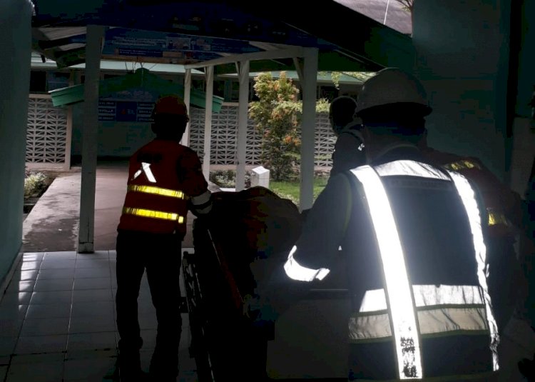 Sejumlah pegawai perusahaan saat membawa jenazah korban ke RS Bukit Asam Medika. (ist/rmolsumsel.id)