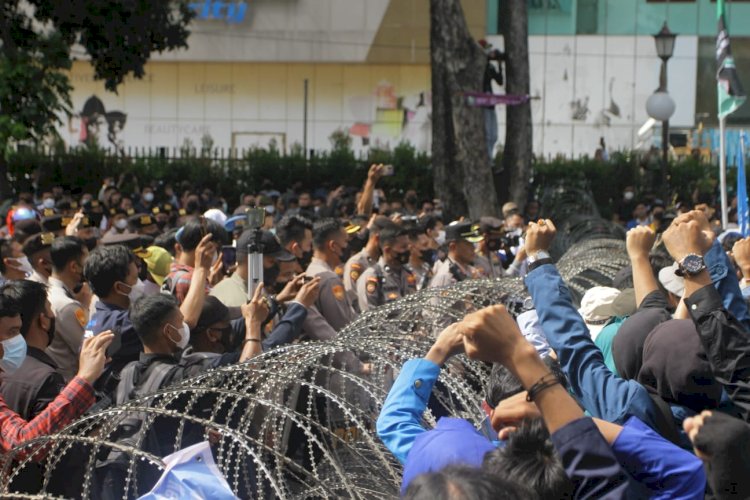 Suasana aksi penolakan wacana presiden tiga periode di Palembang. (Humaidy Kennedy/rmolsumsel.id)