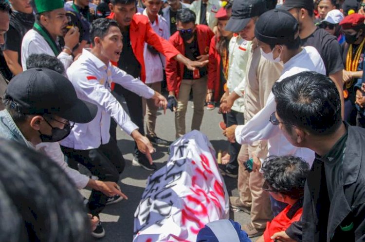 Suasana aksi mahasiswa di Palembang menolak presiden tiga periode di Simpang Lima DPRD Sumsel. (Humaidy Kennedy/rmolsumsel.id)