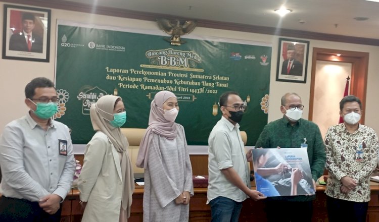 Kepala Perwakilan BI Sumsel, Erwin Soeriadimadja usai memaparkan pertumbuhan target pengedaran uang kartal di Sumsel jelang lebaran/Foto:Mita Rosnita 