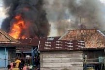 Belasan rumah habis terbakar di Desa Tulung Selapan OKI, Senin (11/4). (Ist). 