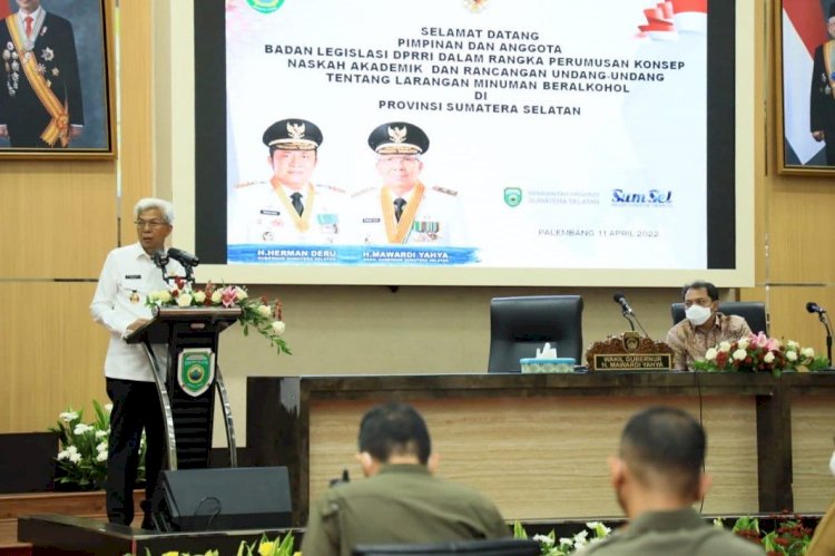 Wakil Gubernur Sumsel Mawardi Yahya saat memberi masukan kepada tim Baleg DPR RI yang meminta masukan mengenai RUU tentang Larangan Minuman Beralkohol. (Humas Provinsi Sumsel/rmolsumsel.id) 