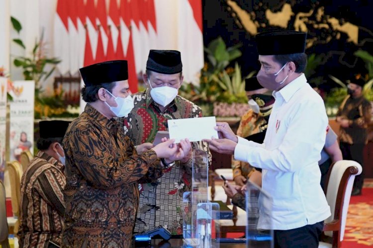 Presiden Joko Widodo saat menyerahkan zakat di Istana Negara, Selasa (12/4). (BPMI Setpres/rmolsumsel.id)