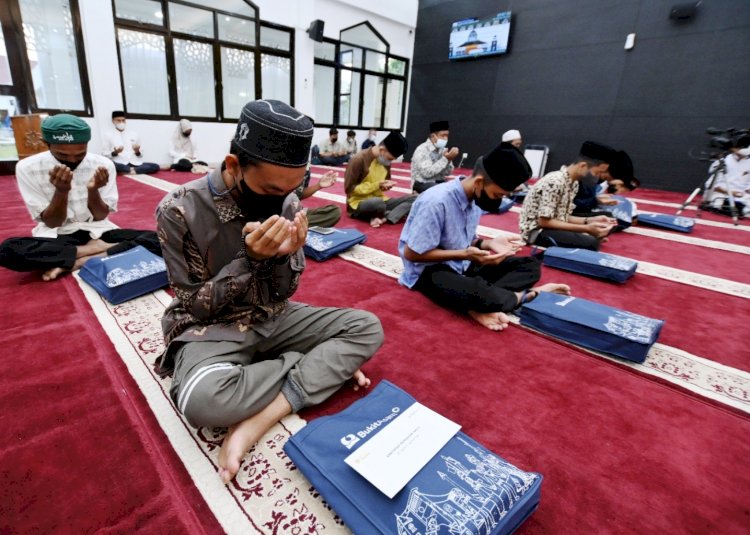 Anak-anak yatim piatu penerima santunan dari PT Bukit Asam Tbk khusyuk berdoa. (Humas PTBA/rmolsumsel.id)