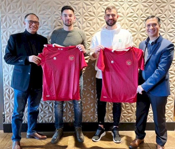 Exco PSSI Hasani Abdulgani dan utusan PSSI Hamdan Hamedan menyerahkan jersei timnas Indonesia kepada Sandy Walsh dan Jordi Amat. (hasaniabdulgani/rmolsumsel.id)