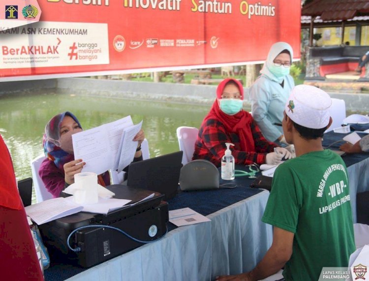 Petugas mendata warga binaan Lapas Kelas I Palembang yang akan mendapatkan suntikan vaksinasi. (Ist/rmolsumsel.id)