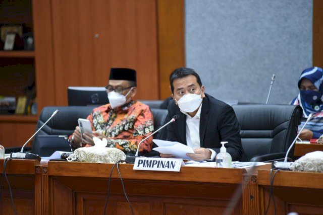 Ketua Komisi X DPR RI Syaiful Huda saat memimpin rapat kerja Komisi X DPR RI dengan Mendikbudristek Nadim Makariem, Selasa (12/4). (DPR RI/rmolsumsel.id)