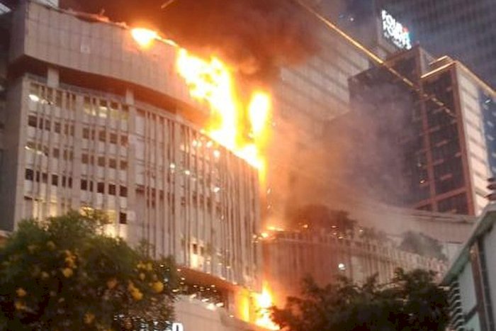 ebakaran hebat terjadi di Mal Tunjungan Plaza Surabaya Rabu (13/4) sore/Foto: Dokumen 112  