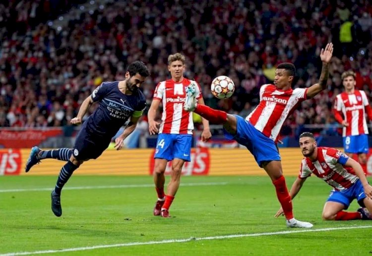 Gelandang Manchester City Ilkay Gundogan melakukan percobaan untuk menjebol gawang Atletico Madrid/Foto:ist