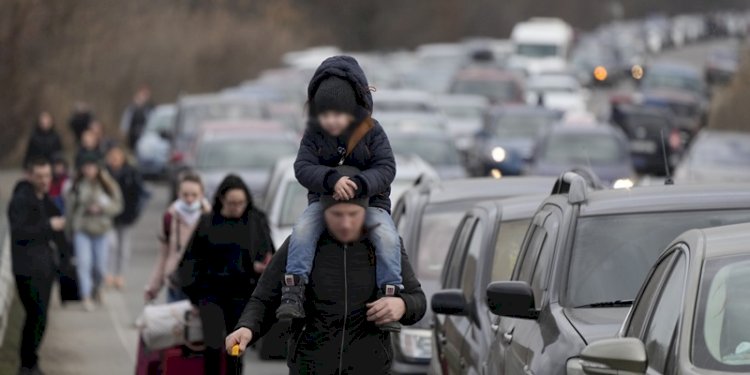 Pengungsi Ukraina menyeberangi perbatasan menuju Moldova/Foto AP