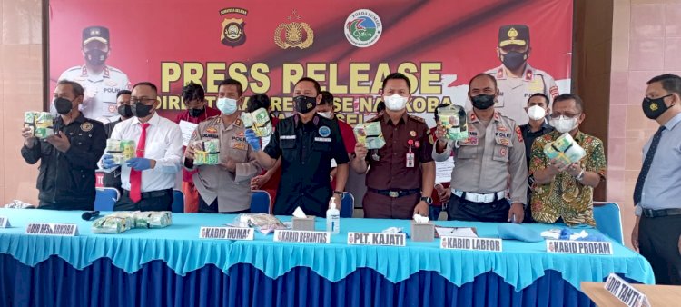 Pejabat Polda Sumsel, BNNP Sumsel dan Forkopimda menunjukkan barang bukti narkotika jenis sabu-sabu yang berhasil diungkap Ditresnarkoba Polda Sumsel hingga minggu kedua April 2022. (Mita Rosnita/rmolsumsel.id)