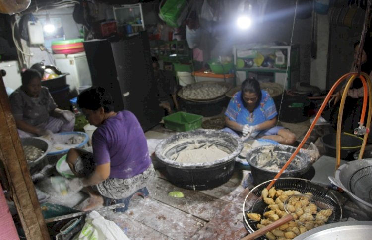  Dalam sehari, produsen Pempek Tanggo Rajo Cindo (PTRC) Palembang bisa menghabiskan 100 kilogram tepung terigu selama Ramadan/Foto: Humaidy Kennedy