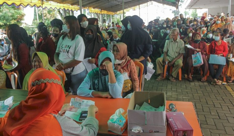 Masyarakat mengantri untuk mendapatkan BLT Minyak Goreng dari pemerintah/Foto:Humaidy Kennedy