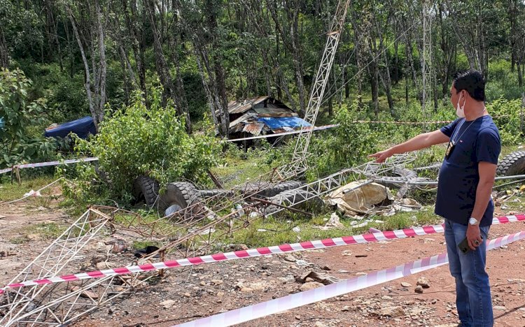 Anggota Polsek Lawang Kidul saat melakukan olah TKP di lokasi jatuhnya dua pekerja pelepasan tower di areal IUP PT Menambang Muara Enim. (ist/rmolsumsel.id)