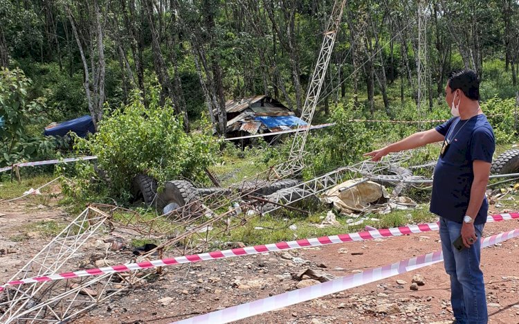 Anggota Polsek Lawang Kidul saat melakukan olah TKP  di lokasi jatuhnya dua pekerja  pelepasan tower di areal IUP PT Menambang Muara Enim. (ist/rmolsumsel.id)