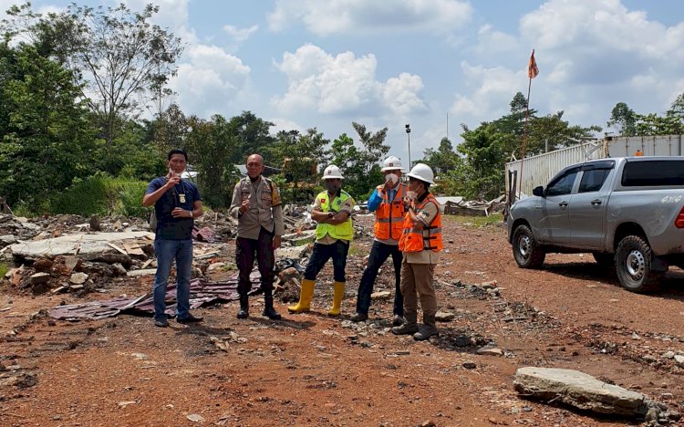 Petugas Polres Muara Enim saat melakukan pengumpulan data dan bahan keterangan di lokasi kejadian. (ist/rmolsumsel.id)