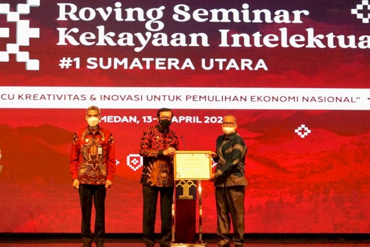 Penyerahan piagam penghargaan kepada Pemerintah Provinsi Sumsel atas kontribusinya dalam memacu pertumbuhan kreativitas dan inovasi Kekayaan Intelektual (KI) dalam rangka pemulihan ekonomi nasional pada kegiatan Roving Seminar Kekayaan Intelektual, Rabu (13/4) di Hotel JW Mariot Medanenyera