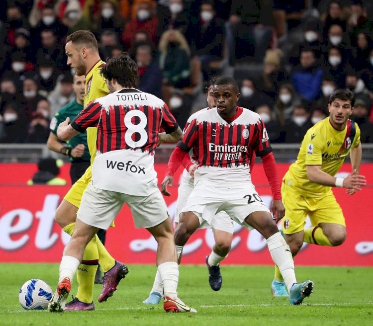 Gelandang AC Milan Sandro Tonali dan bek Pierre Kalulu mengawal pergerakan pemain Bologna saat kedua tim bertemu di pekan 30 Serie A, Senin (5/4). (acmilan/rmolsumsel.id) 