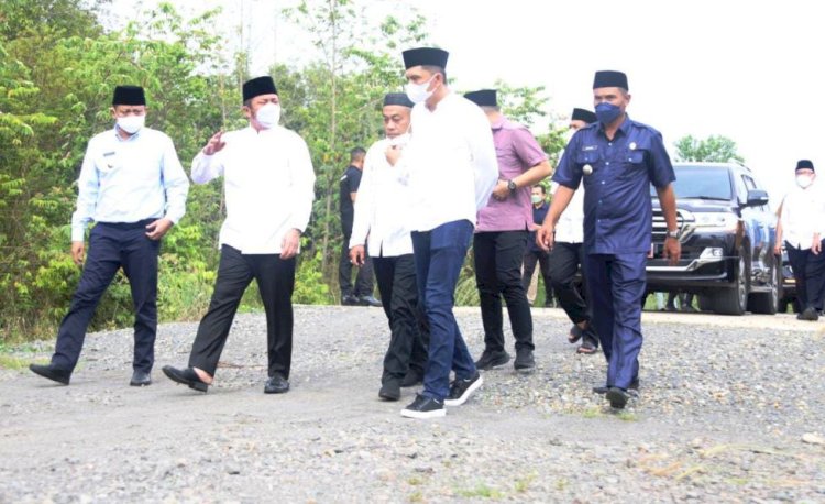 Gubernur Sumsel Herman Deru saat meninjau pembangunan jalan penghubung Desa Campang Tiga di Kabupaten OKU Timur dan Desa Muara Kuang di Kabupaten Ogan Ilir, Jumat (15/4). (Humas Provinsi Sumsel/rmolsumsel.id)