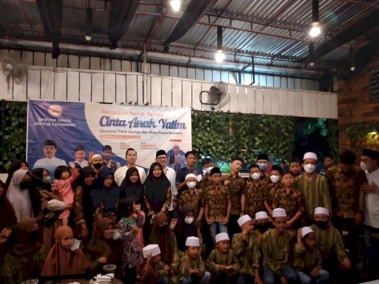 DPW Perkumpulan Gerakan Kebangsaan (PGK) Sumatera Selatan (Sumsel) memberikan bantuan sembako kepada anak panti asuhan yang berlangsung di Makan Besar (Mabes) Cafe, Jumat (15/4). (Dudy Oskandar/Rmolsumsel). 