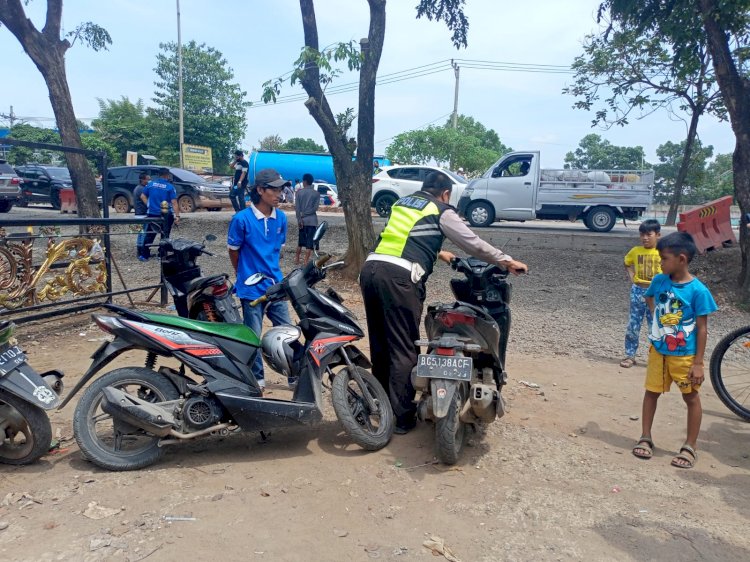 Pihak kepolisian saat mengamankan kendaraan korban kecelakaan di Jalan Soekarno Hatta Palembang. (Mita Rosnita/Rmolsumsel.id). 