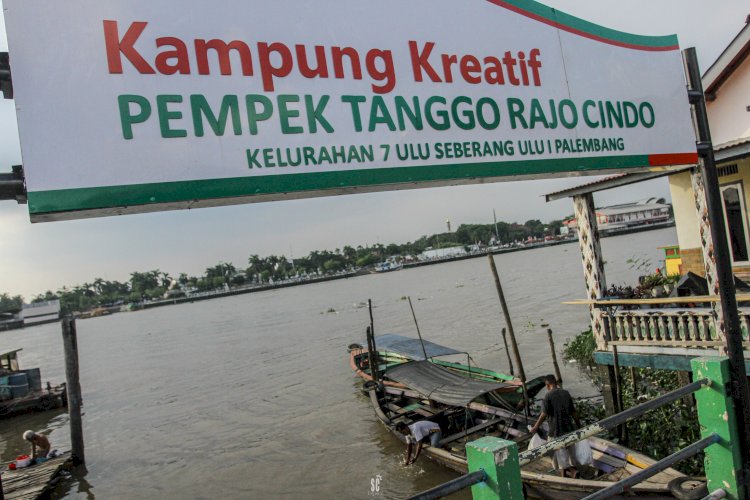  Suasana salah satu produsen Pempek Tanggo Rajo Cindo yang berada dekat tepian Sungai Musi Palembang/Foto:Humaidy Kennedy