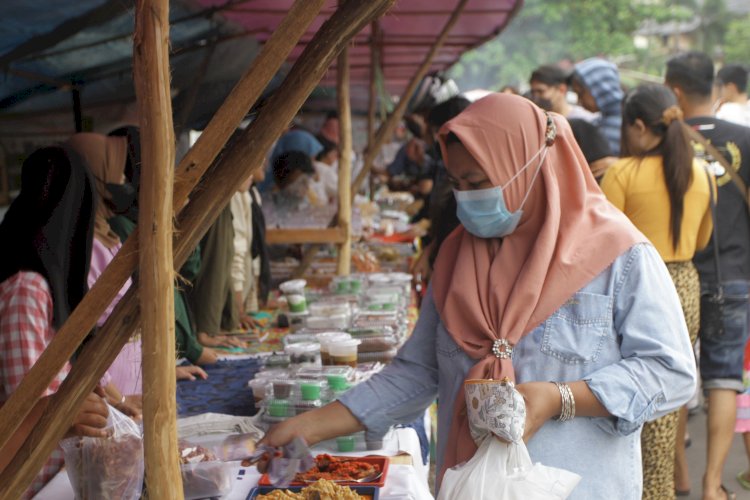 Seorang pengunjung pasar bedug saat berburu makanan untuk berbuka puasa. (Humaidy Kennedy/rmolsumsel.id)