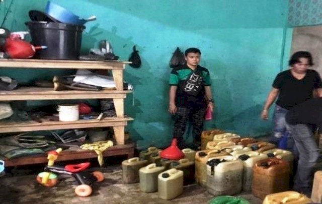 Polisi menemukan belasan jeriken berisi solar bersubsidi di rumah seorang warga Lahat. (Ist/rmolsumsel.id)