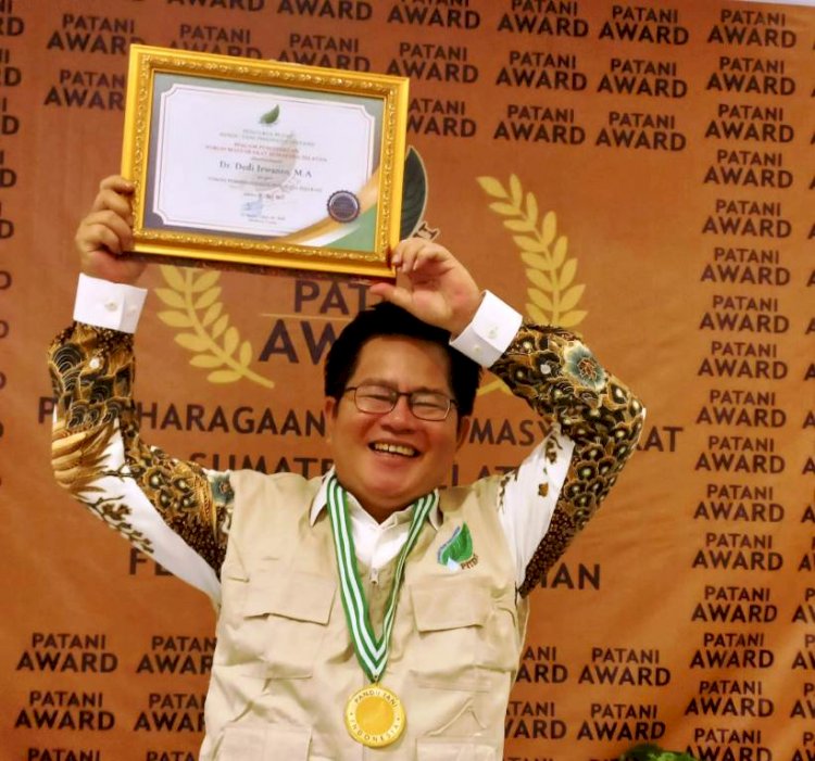 Dosen FKIP Unsri Dedi Irwanto meraih Patani Award bidang sejarah dan budaya sebagai tokoh pemerhati dan penggali sejarah. (Ist/rmolsumsel.id)