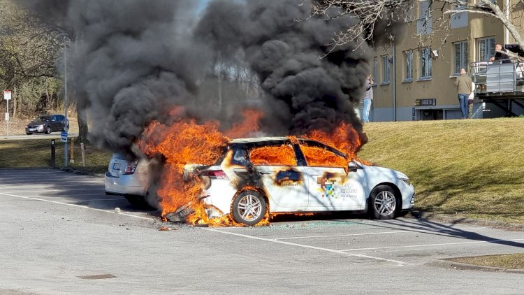Asap mengepul dari mobil yang terbakar saat kerusuhan memprotes pembakaran Al-Qur’an oleh politisi anti-Muslim Denmark Rasmus Paludan dan partai Stram Kurs-nya, Minggu (17/4). (Reuters/rmolsumsel.id)