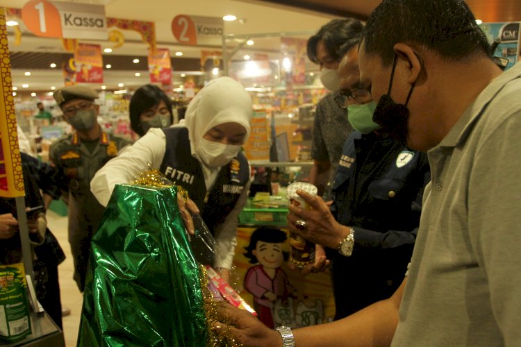 Wakil Walikota Palembang, Fitrianti Agustibda saat memeriksa parcel yang dijual di salah satu mall di Palembang. (Humaidy Aditya Kenedy/Rmolsumsel.id). 