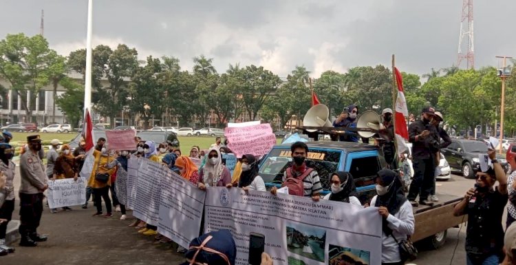 Protes emak-emak lantaran angkutan batubara yang masih melintasi jalan umum/Fist