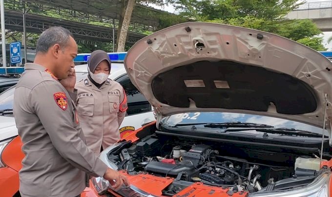 Kapolrestabes Palembang, Kombes Pol Mokhamad Ngajib melakukan pengecekan kendaraan untuk digunakan saat Operasi Ketupat 2022. (Ist). 