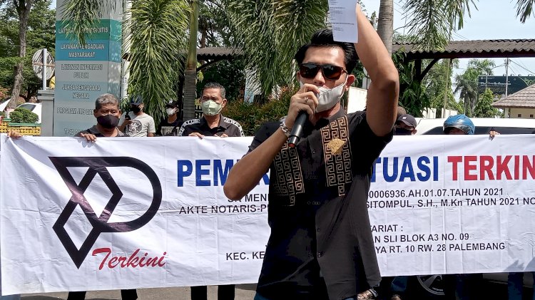 Koordinator Aksi, Alex Kazjuda saat menyampaikan orasinya. (noviansyah/rmolsumsel.id)