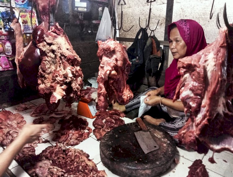 Penjual daging sapi di Pasar Sekip Ujung. (Humaidy Kennedy/rmolsumsel.id)