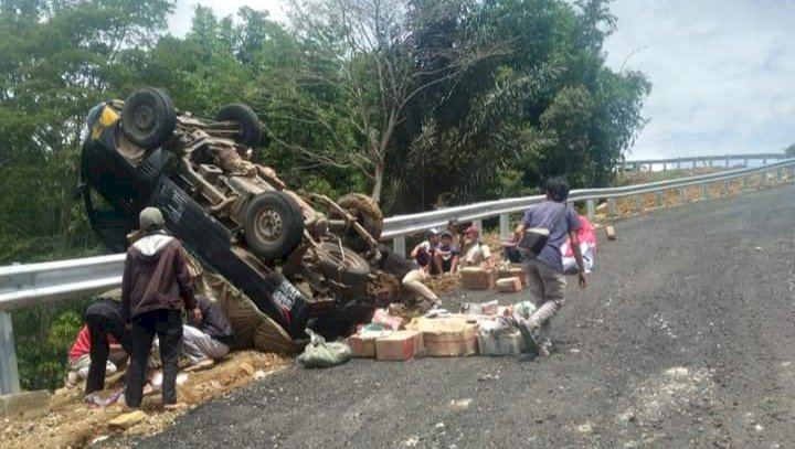 Kondisi pickup yang terbalik dan nyaris terjun ke Sungai. (Istimewa/rmolsumsel.id)