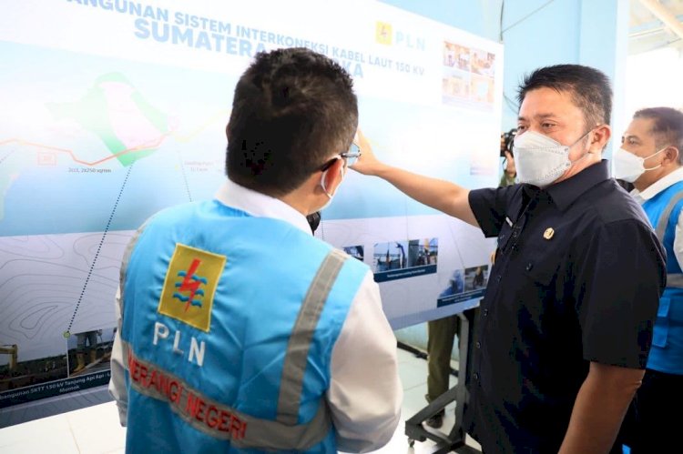 Gubernur Sumsel Herman Deru mendengarkan penjelasan PLN mengenai interkoneksi jaringan kabel listrik bawah laut Sumatera - Bangka. (Humas Provinsi Sumsel/rmolsumsel.id)
