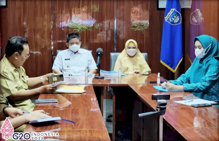Bupati OKU Timur Lanosin saat mengikuti video conference pengembangan desa wisata, Selasa (19/4). (Diskominfo OKU Timur/rmolsumsel.id)