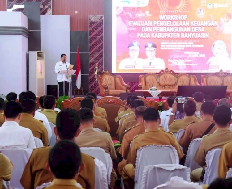 Bupati Banyuasin Askolani memberikan sambutan pada pembukaan workshop Evaluasi Pengelolaan Keuangan dan Pembangunan Desa pada Kabupaten Banyuasin, Selasa (19/4). (Diskominfo Banyuasin/rmolsumsel.id)