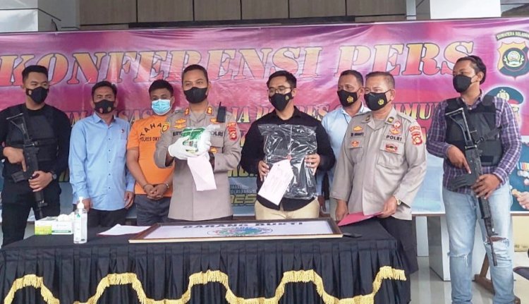 Kapolres OKU Timur AKBP Nuryono menunjukkan barang bukti narkotika jenis sabu-sabu dan tersangka yang ditangkap Satres Narkoba di Martapura. (Ist/rmolsumsel.id)