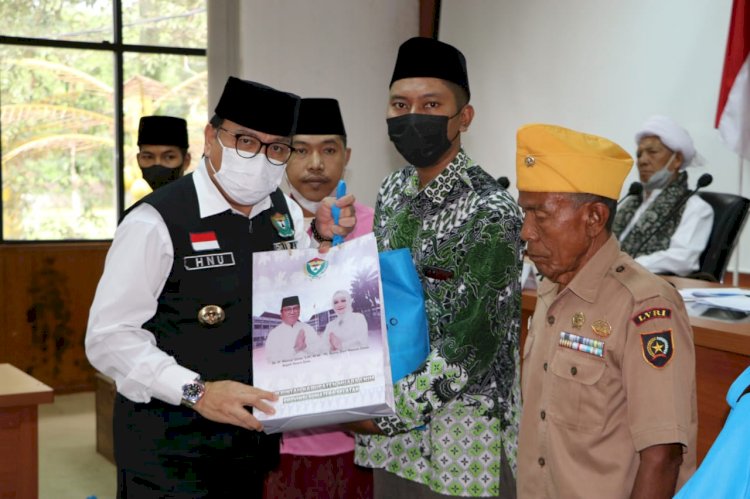 Pj Bupati Muara Enim Nasrun Umar menyerahkan bantuan saat bersilaturahmi dengan pimpinan pondok pesantren, panti asuhan, para veteran dan PWRI dalam wilayah Kabupaten Muara Enim. (Noviansyah/rmolsumsel.id)