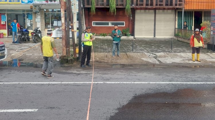 Petugas kepolisian saat melakukan olah TKP. (Istimewa/rmolsumsel.id)