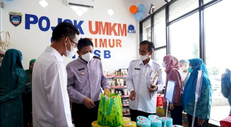 Bupati OKU Timur Lanosin saat menghadiri peresmian KPN Mart di Kecamatan Martapura, Rabu (20/4). (Diskominfo OKU Timur/rmolsumsel.id)