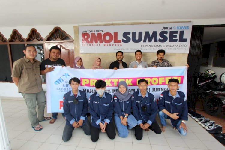 Foto bersama mahasiswa UIN Raden Fatah dan redaksi RMOLSumsel. (Istimewa/rmolsumsel.id)