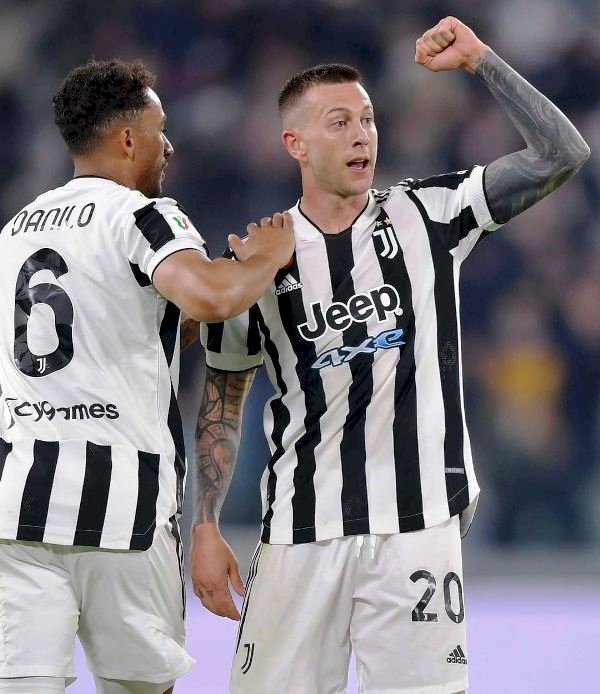 Gelandang serang Juventus Federico Bernardeschi mencetak gol ke gawang Fiorentina di leg 2 semifinal Coppa Italia, Kamis dini hari (21/4). (juventus/rmolsumsel.id) 